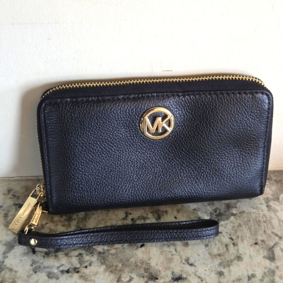 Michael Kors Handbags - Michael Kors Wristlet Wallet